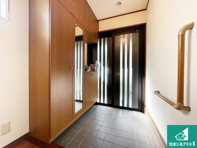 伊丹市荻野　中古一戸建ての玄関|シューズボックスにはたくさんの靴が収納できるので玄関周りはいつもスッキリ！ご家族が増えても安心！