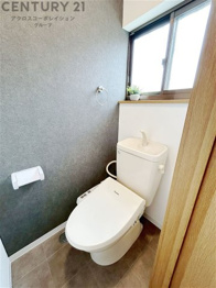 温水洗浄便座付トイレは温水洗浄機能により、暖かい水でおしりを洗浄することができ、冷たい水を使う従来の便座に比べ、温水洗浄機能で暖かいトイレを提供し、快適な使用を可能にします。