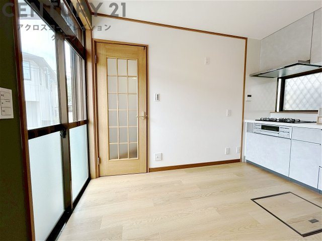キッチン横のダイニングスペース　料理の受け渡し等に便利です。ダイニングセットを置いても十分な広さを確保。