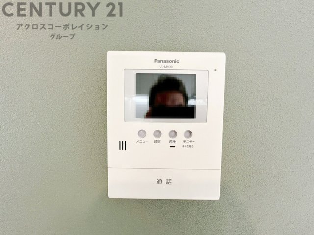 訪問者が来たときにテレビ画面で確認できるため、安心してドアを開けられます。録画機能があるものもあり、留守中に来訪者を記録しておくことができます。利便性が高く、セキュリティ面でも安心です。