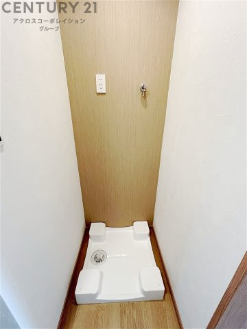洗濯物の仕分け作業がしやすく、整理整頓が容易になります。洗濯音や湿気を他の部屋に持ち込まず、生活環境を快適に保ちます。上部を活用すれば収納スペースを確保でき洗剤や洗濯用品の整理もしやすくなります。