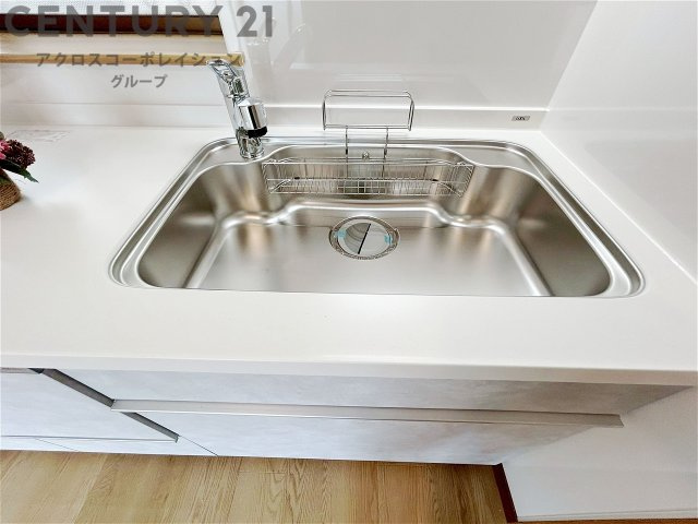 大きなシンクでお鍋などの大きな調理器具を洗う際にも便利です。
