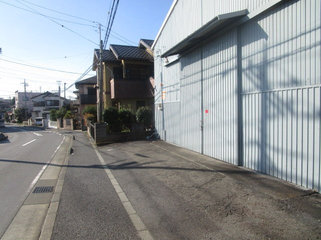 綾瀬市寺尾本町１丁目の倉庫|建物前面 荷捌き場約１５坪