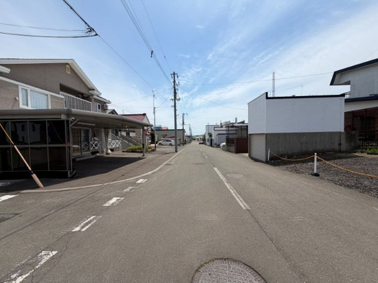 網走市つくしケ丘２丁目１０番地２３　中古売家の前面道路含む現地写真