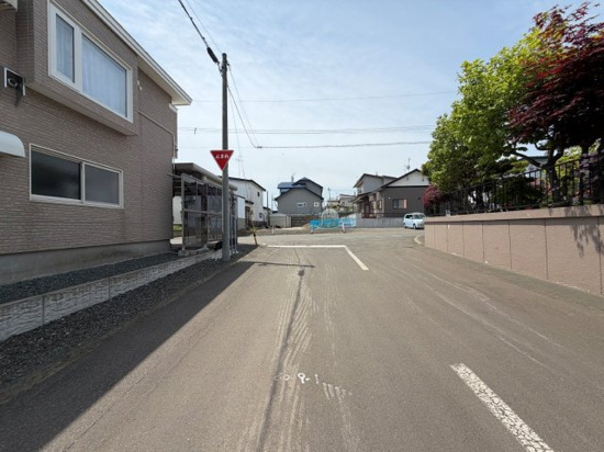 網走市つくしケ丘２丁目１０番地２３　中古売家の前面道路含む現地写真