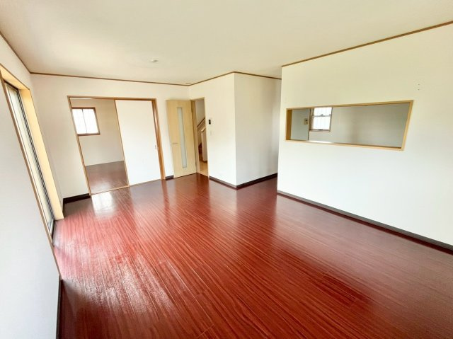 坂戸市横沼中古戸建の居間・リビング
