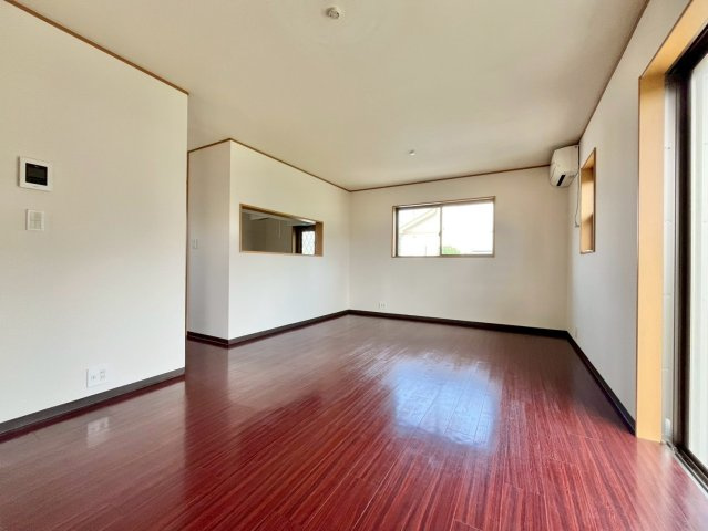 坂戸市横沼中古戸建の居間・リビング