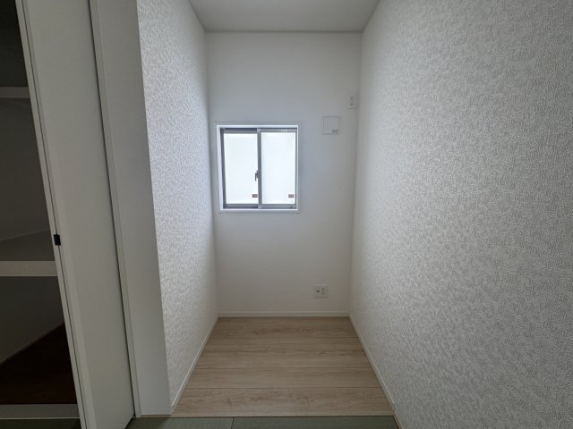 南城市玉城愛地　第1（全5棟）2号棟の和室|2号棟　洋風和室5.2帖＋収納付き♪