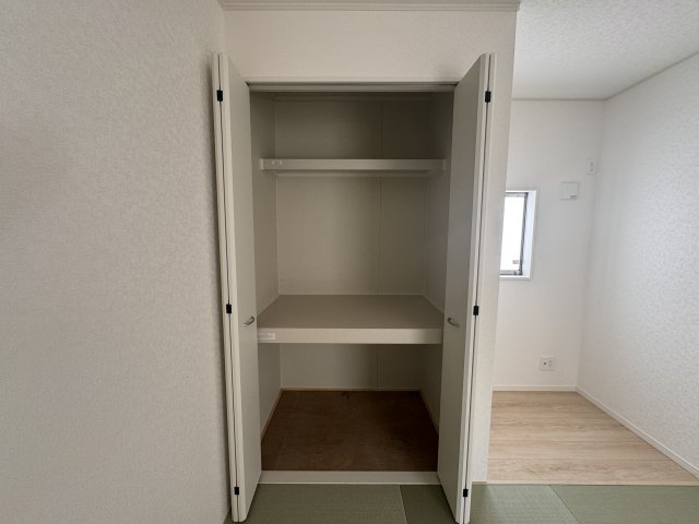 南城市玉城愛地　第1（全5棟）2号棟の和室|2号棟　洋風和室5.2帖＋収納付き♪
