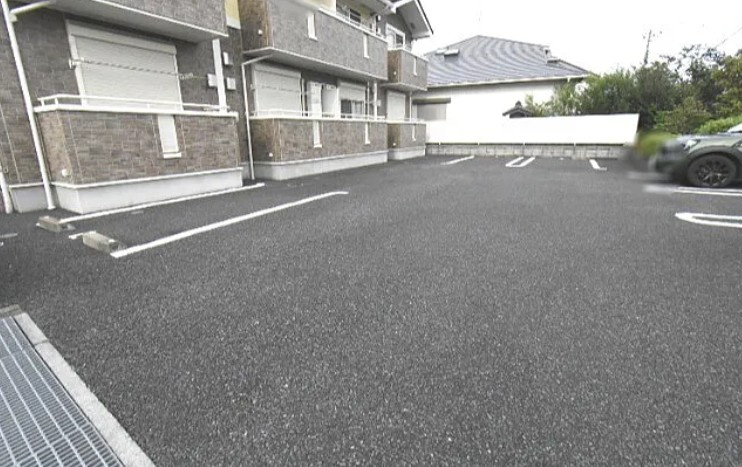 メゾン・アローンの駐車場