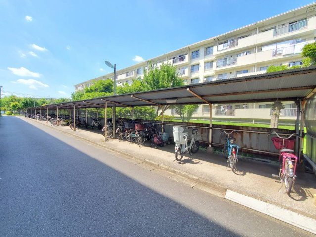 八潮伊草団地の駐輪場|屋根付き駐輪場です