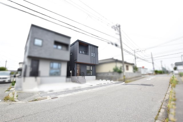 新潟市西小針1丁目　B棟の前面道路含む現地写真