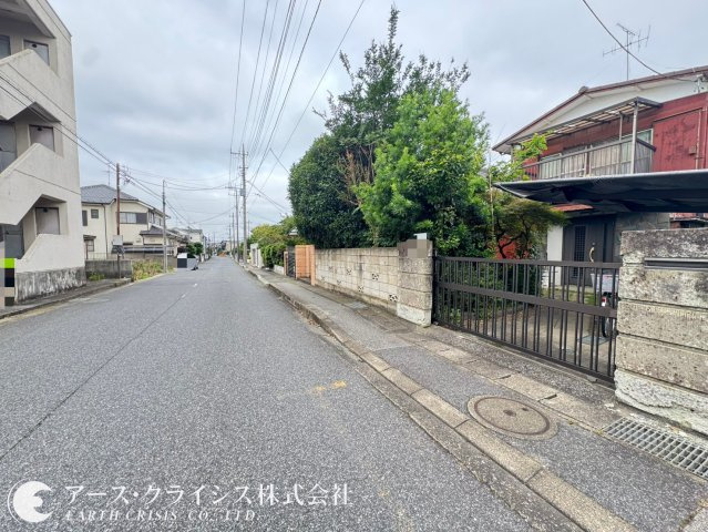 【前面道路含む現地写真】 | 柏市ひばりが丘3期 | 建築条件なし。思い描いたマイホームを、そのままカタチに。陽当たりも良く、ガーデニングや家庭菜園にもぴったりのゆとりある敷地。資産としても魅力のある立地で、将来を見据えた住まい選びを。
