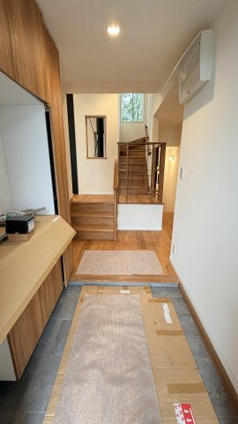 【商談中】西軽井沢 追分上の原エリア 浅間山を望む新築戸建の玄関