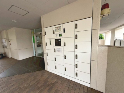 【設備】 | ユニライフ和泉中央A棟 | 【宅配ボックスあります】不在時でも荷物が受け取れて便利ですね！インターネットショッピングを活用する機会が多い方も、留守中に注文した商品が届くので配送時間を気にせずに注文をすることができます！