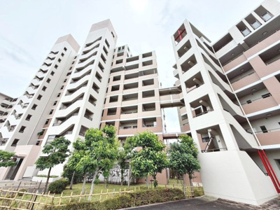 【外観】 | ユニライフ和泉中央A棟 | 【ＬＤＫ約１９．４帖】南東向きのゆとりあるリビングは、陽光あふれる明るい空間です♪居心地良く、ご家族皆がゆったり寛げる憩いの空間となりそうです♪