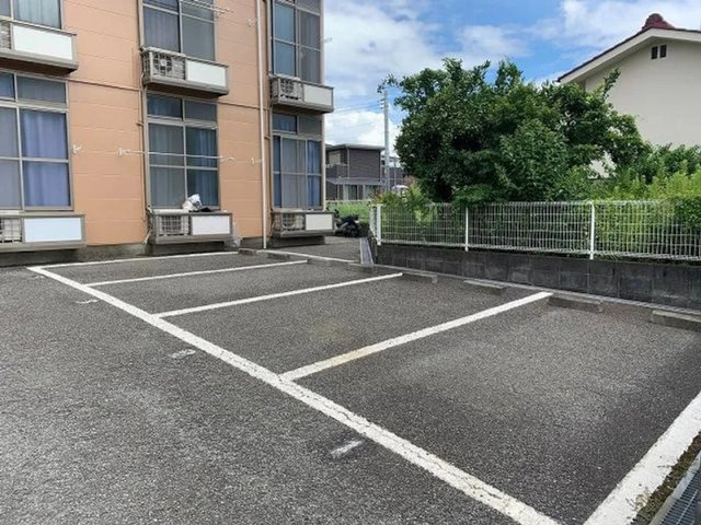 レオパレスアーバンライフオガワの駐車場