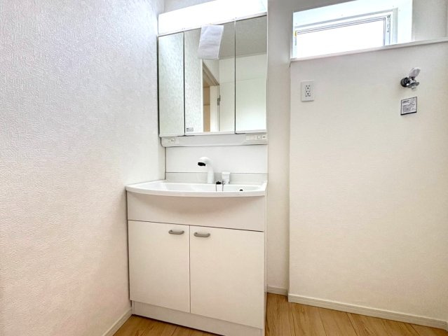 クワイエ　羽島市上中町長間第３　全２区画分譲の独立洗面台|床材に受ける様々な傷や、温度・湿度変化による、クラックの発生を大幅に抑える特殊加工を施工済みです。
水栓はリフトアップできて両手が使えます。またハンドシャワーでも使えます。