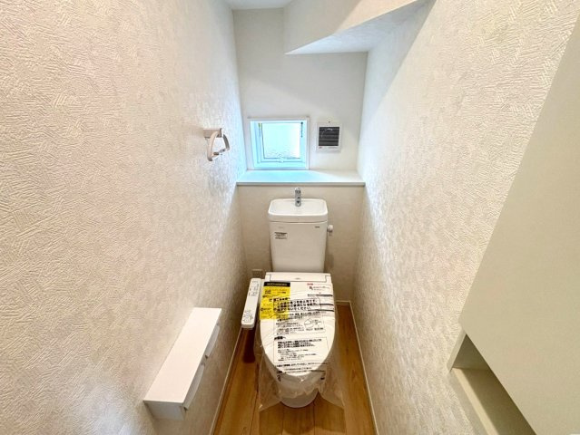 クワイエ　羽島市上中町長間第３　全２区画分譲のトイレ|超表面平滑加工とイオンパワーの「セフィオンテクト」加工で、汚れが付きにくく落ちやすい仕様のトイレです。
またツイントルネード洗浄で少ない水でも前方の返し部分から後方部までしっかり洗浄できます！