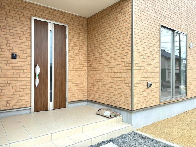 クワイエ　羽島市上中町長間第３　全２区画分譲の玄関|玄関ドアの取手ハンドル部分にセンサーがついて、カードタイプ・シールタイプのキーで施錠が可能で便利です。
お買い物の荷物で手が塞がっていても、楽々開錠できます。毎日の外出前の時間も短縮されて快適です！