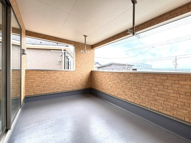 クワイエ　羽島市上中町長間第３　全２区画分譲のバルコニー|バルコニーは南向きで洗濯物もよく乾きます！強度と表面積硬度を持つFPRで防水しています。