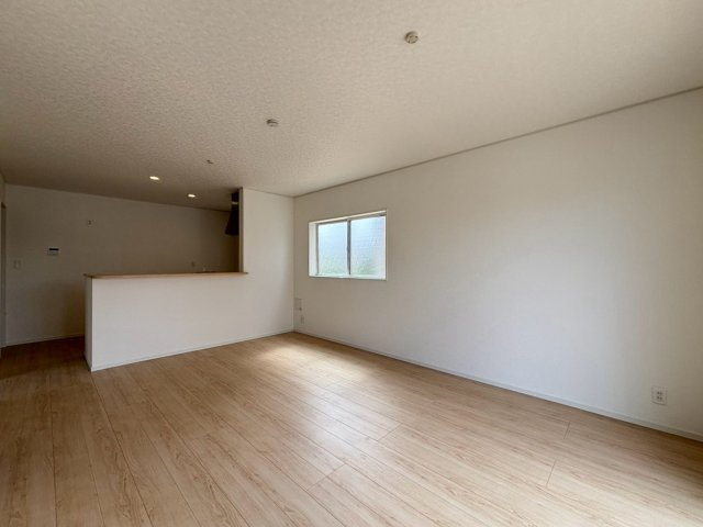 クワイエ　羽島市上中町長間第３　全２区画分譲の居間・リビング|フローリング材は木目調でナチュラルな美しさ。様々な傷やクラックの発生を大幅に抑える特殊加工済みです。
床材に受ける様々な傷や、温度・湿度変化によるクラックの発生を大幅に抑える特殊加工を施工済み。