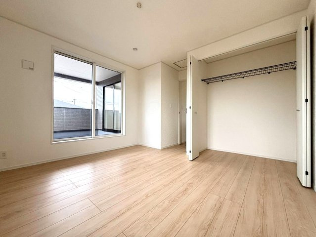 【商談中】クワイエ　羽島市上中町長間第３　全２区画分譲の寝室|全居室にたっぷり収納できる大型収納を設置。窓ガラスは、断熱性能や結露防止効果の高いペアガラスを採用！
高い断熱性と共にガラス面の結露対策にも効果を発揮し湿気によるカビの発生を抑止します。