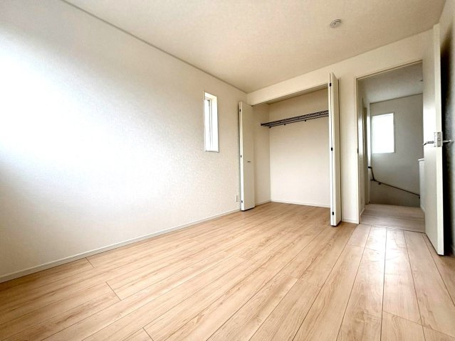 【商談中】クワイエ　羽島市上中町長間第３　全２区画分譲の洋室|建具やクロスなどをトータルデザインでコーディネートしており、室内に落ち着きと安らぎを与えてくれます。
全居室収納付き！寝室やお子様のお部屋がスッキリ片付きます。