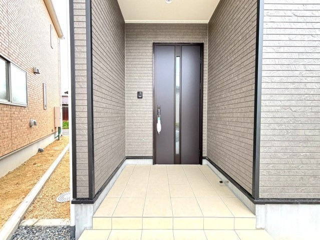 【商談中】クワイエ　羽島市上中町長間第３　全２区画分譲の玄関|玄関ドアの取手ハンドル部分にセンサーがついて、カードタイプ・シールタイプのキーで施錠が可能で便利です。
お買い物の荷物で手が塞がっていても、楽々開錠できます。毎日の外出前の時間も短縮されて快適です！