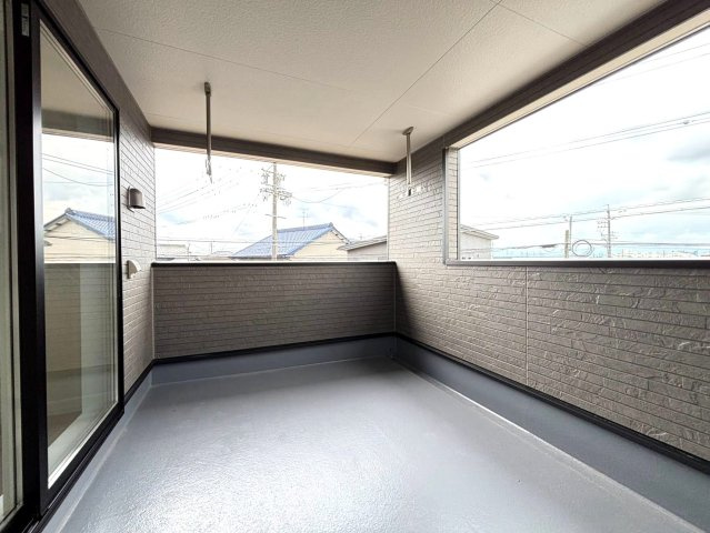 【商談中】クワイエ　羽島市上中町長間第３　全２区画分譲のバルコニー|バルコニーは南向きで洗濯物もよく乾きます！強度と表面積硬度を持つFPRで防水しています。
