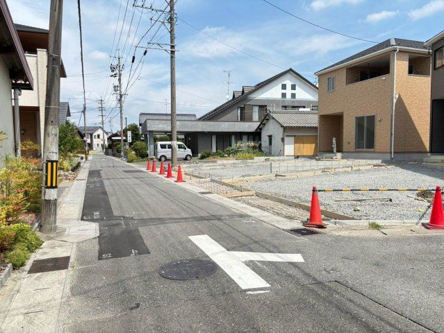 クワイエ　羽島市上中町長間第３　全２区画分譲の前面道路含む現地写真|「現地（2026年8月4日）撮影」　
■前面道路　
■ヤマダ不動産　株式会社リライフ