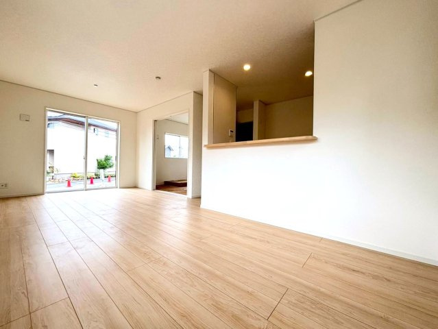 【商談中】クワイエ　羽島市上中町長間第３　全２区画分譲の居間・リビング|フローリング材は木目調でナチュラルな美しさ。様々な傷やクラックの発生を大幅に抑える特殊加工済みです。
床材に受ける様々な傷や、温度・湿度変化によるクラックの発生を大幅に抑える特殊加工を施工済み。