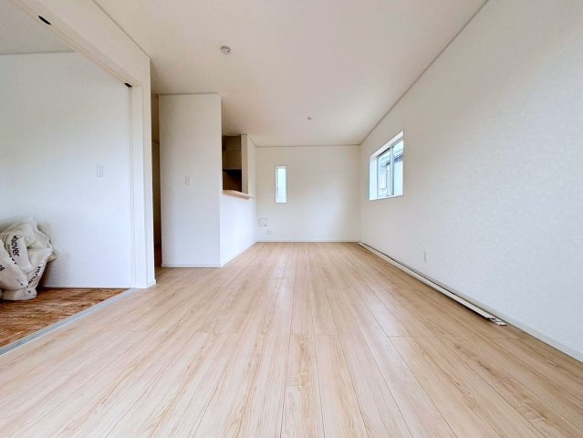 【商談中】クワイエ　羽島市上中町長間第３　全２区画分譲の居間・リビング|フローリング材は木目調でナチュラルな美しさ。様々な傷やクラックの発生を大幅に抑える特殊加工済みです。
床材に受ける様々な傷や、温度・湿度変化によるクラックの発生を大幅に抑える特殊加工を施工済み。