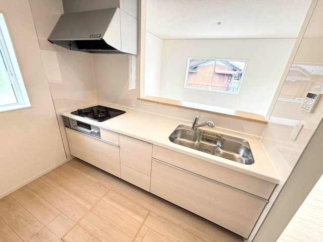 【商談中】クワイエ　羽島市上中町長間第３　全２区画分譲のキッチン|お手入れがラクなステンレスをワークスペース部分トップに使用した、機能的で美しいシステムキッチンです。
浄水器組込み水栓でシンクまわりがスッキリ広々お使いいただけます。フラットな造りでお掃除も楽々です。