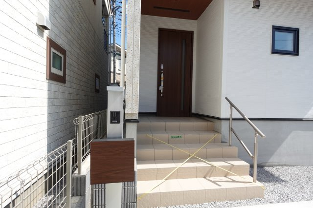 川越市小仙波町2丁目　3LDK+カースペース3台付き　新築戸建のエントランス
