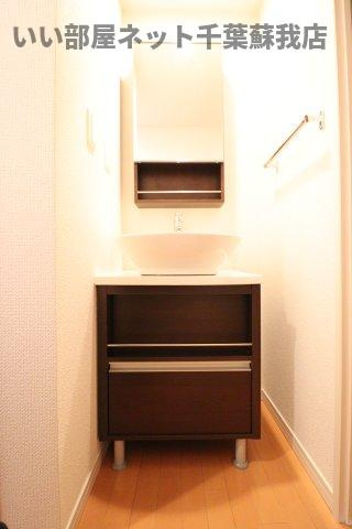 リブリ・パーシモンの独立洗面台|朝の支度にも助かる、独立の洗髪洗面化粧台