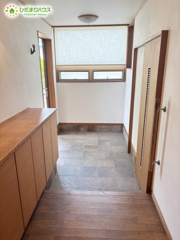 野田市みずき2丁目　土地371.91㎡　建物166.77㎡の玄関|小窓が付いているドアなので明るいスペースになっています♪						
	
