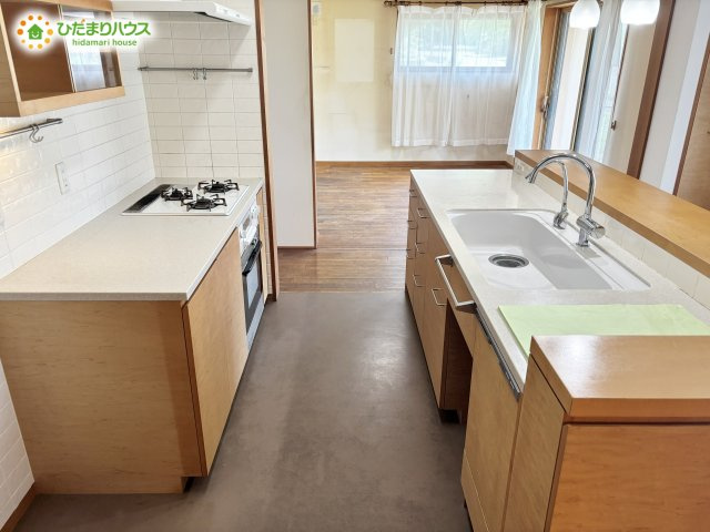 野田市みずき2丁目　土地371.91㎡　建物166.77㎡のキッチン|作業スペースがたっぷりあるので、お子様も自然とお手伝いできます！！