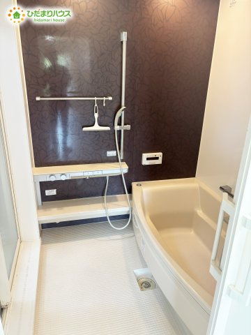 野田市みずき2丁目　土地371.91㎡　建物166.77㎡の浴室|疲れが癒せる大きなバスタブ♪帰りが遅いご家族の方も気持ちよく入浴頂ける追焚き機能など設備も整っております(^^)/							
