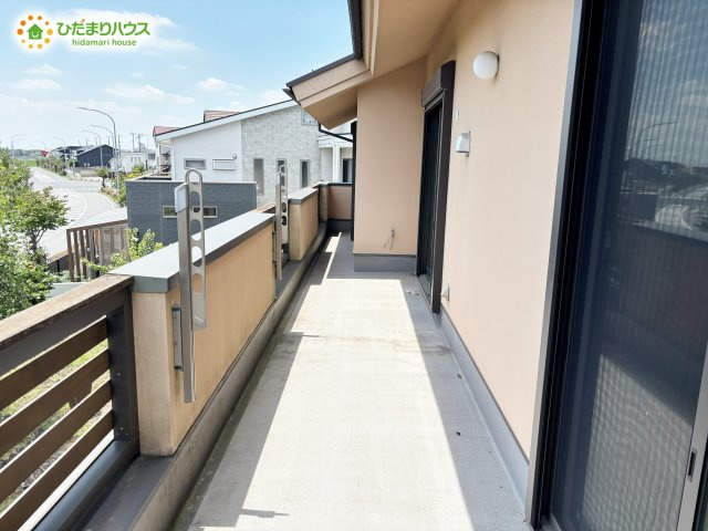 野田市みずき2丁目　土地371.91㎡　建物166.77㎡のバルコニー|広々としたバルコニー。お洗濯物もぜーんぶ干せちゃいます！！						
