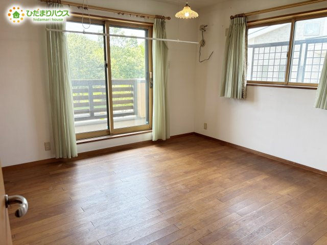 野田市みずき2丁目　土地371.91㎡　建物166.77㎡の洋室|バルコニーに面していて、たっぷり光りの入る明るい主寝室です！							
