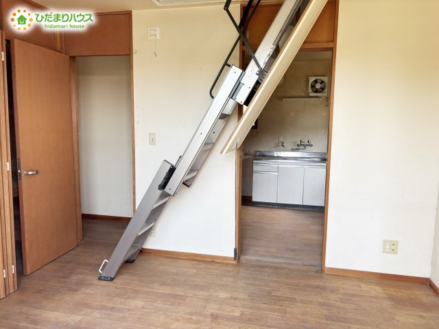 野田市みずき2丁目　土地371.91㎡　建物166.77㎡の洋室|はしごを昇ると小屋裏収納へ行けます