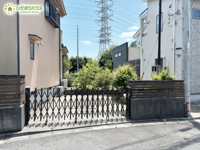 野田市みずき2丁目　土地371.91㎡　建物166.77㎡の駐車場|ゆとりのある前面道路は、駐車もラクラク♪車庫入れのときに嬉しいですね！