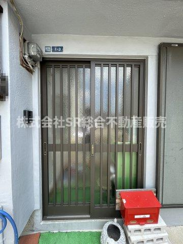 日下町5丁目中古テラスハウスの玄関|弊社は中古戸建のご紹介、その後のリフォームのご提案、
賃貸物件のご紹介、すべてご対応可能です。
お客様にあったプランをご提案致します。
まずはお問合せ下さいませ。