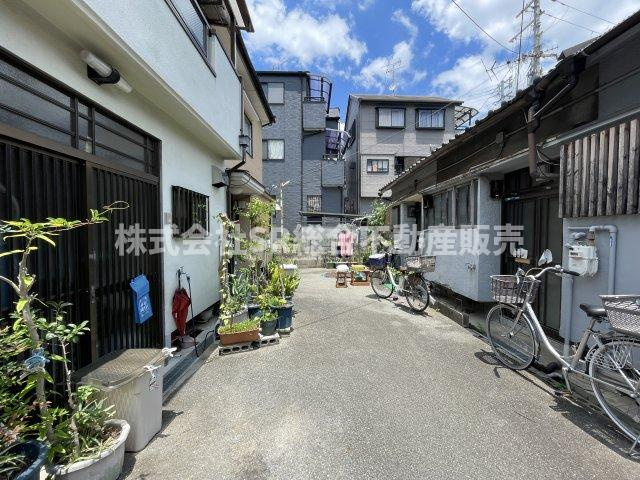 日下町5丁目中古テラスハウスの前面道路含む現地写真|その他のオーナーチェンジ物件もご紹介できますのでお気軽にお問い合わせくださいませ！