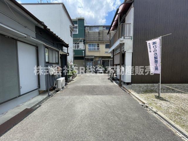 日下町5丁目中古テラスハウスの前面道路含む現地写真|当日予約も大歓迎です！土日祝、雨の日やお子様連れのお客様の送迎も可能ですのでお気になさらずお問合せ下さい。お仕事終わりのお時間にも柔軟に対応致しますのでお気軽にお申し付け下さいませ。