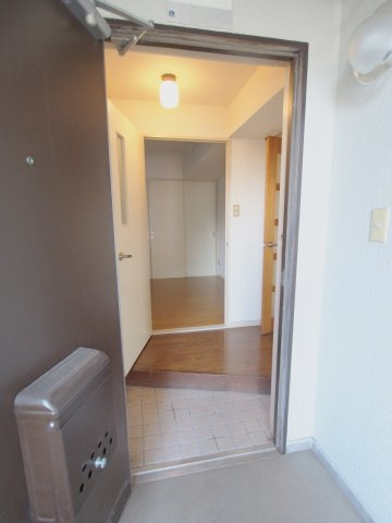 昭和中町Uビルの玄関