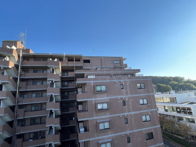 稲城市東長沼の賃貸マンションの外観