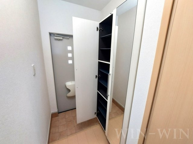リバーサイド三晃 WESTの玄関
