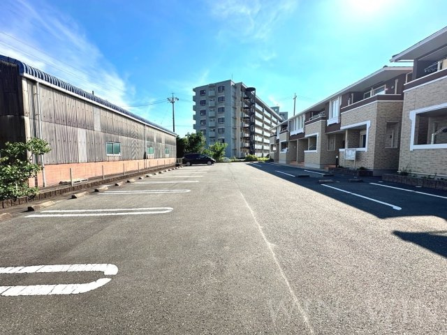リバーサイド三晃 WESTの駐車場